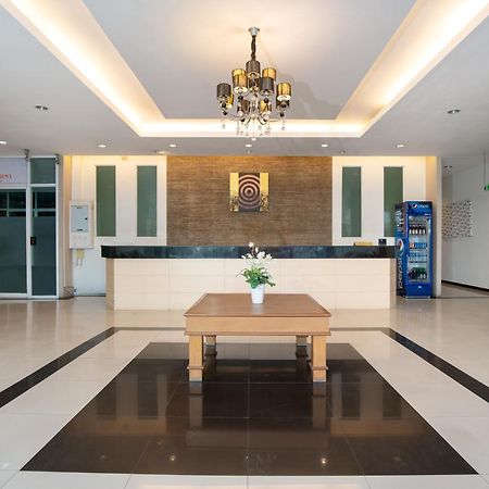 Leenova Place Bangkok Buitenkant foto