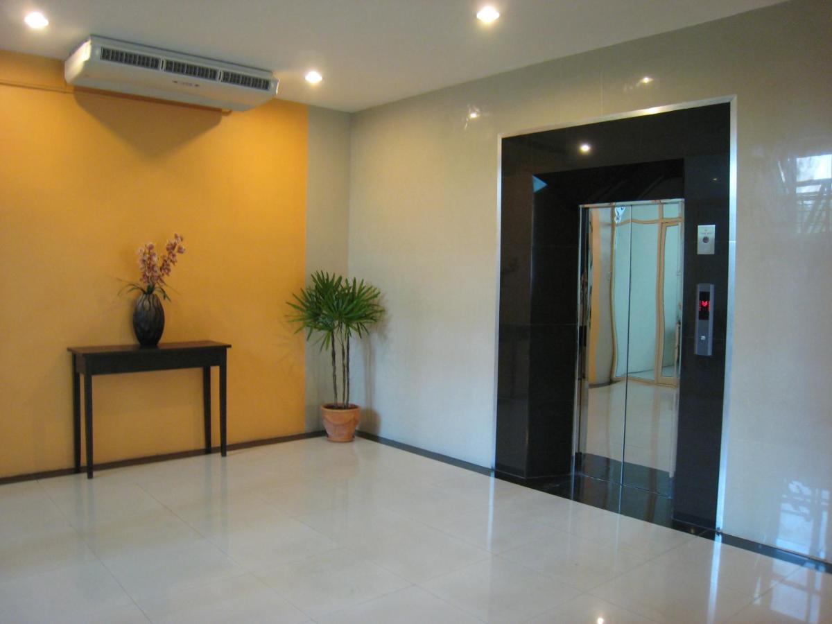 Leenova Place Bangkok Buitenkant foto