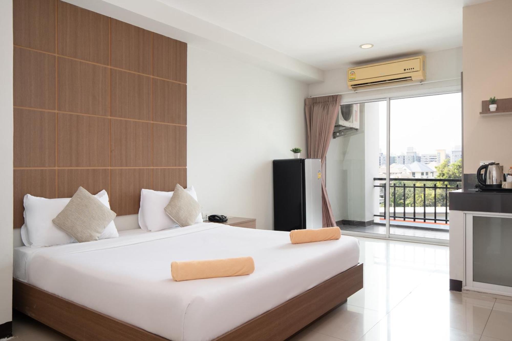 Leenova Place Bangkok Buitenkant foto
